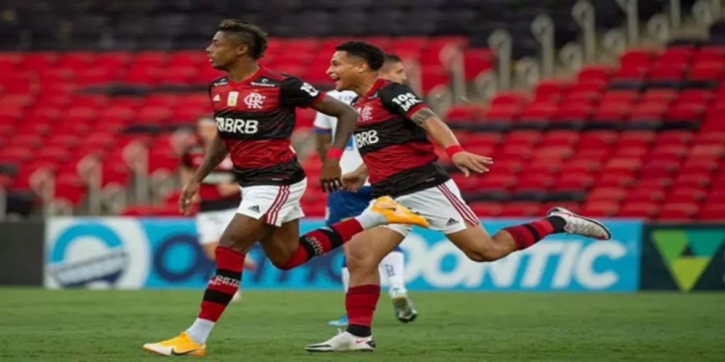 Em jogo eletrizante com expulsões e viradas, Flamengo derrota o Bahia