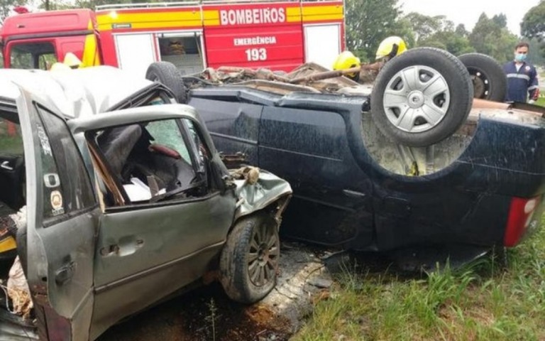 Acidente em estrada de Santa Catarina deixa 3 crianças e 3 adultos mortos