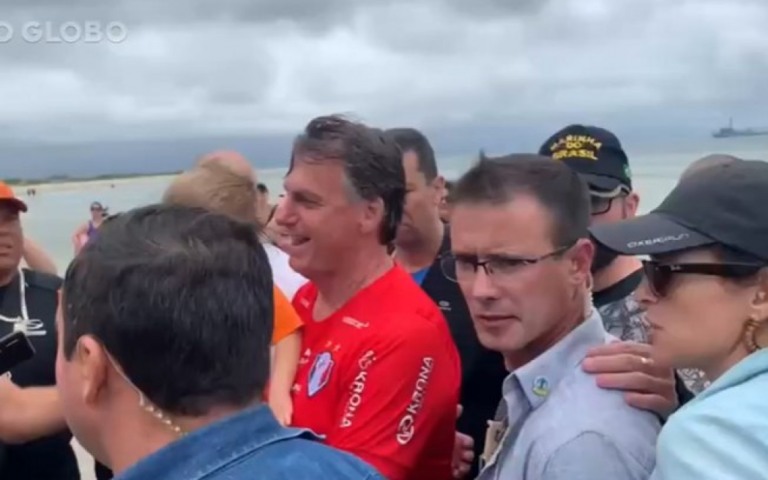De férias em Santa Catarina, Bolsonaro causa aglomeração e evita imprensa
