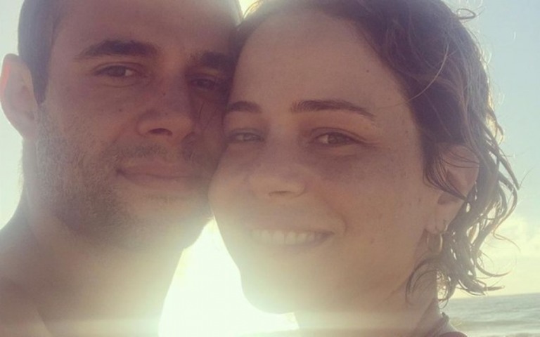 Leandra Leal se casa com namorado na praia e sem convidados, diz colunista