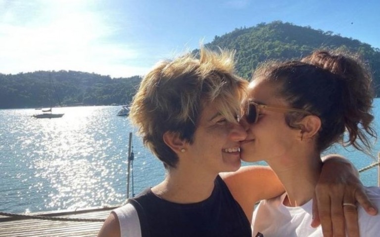 Nanda Costa publica foto com esposa e se declara: "Na saúde e na doença"