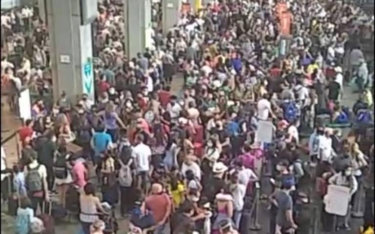 Aeroporto de Guarulhos registra aglomeração de passageiros; vídeo choca internet