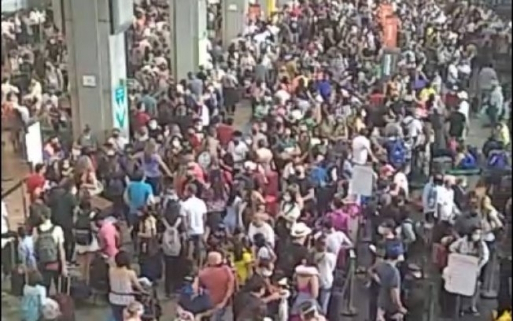 Aeroporto de Guarulhos registra aglomeração de passageiros; vídeo choca internet