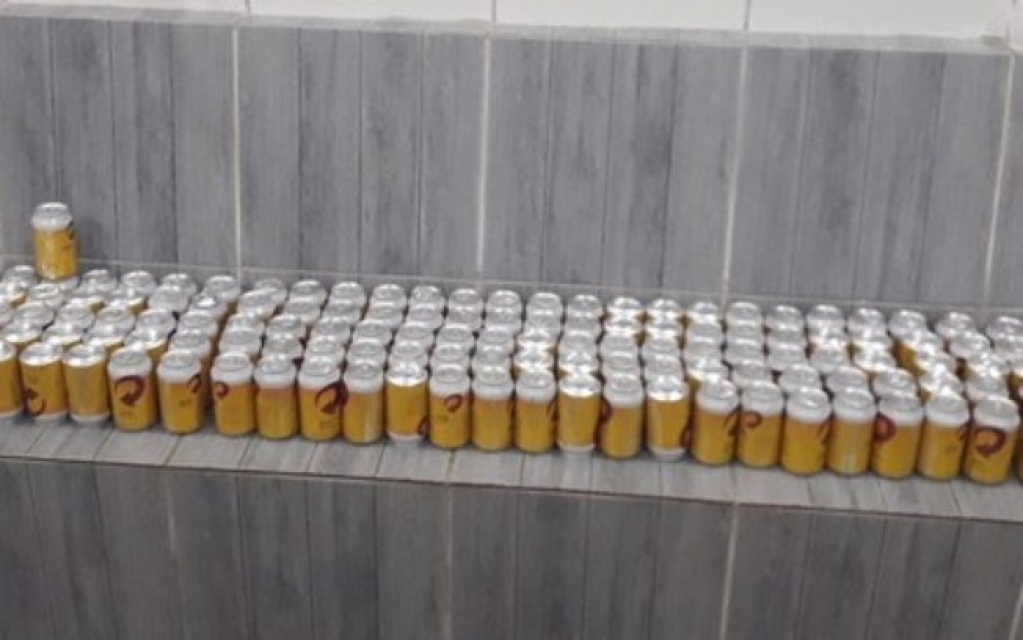 Mais de 140 latas de cerveja são apreendidas dentro de presídio no Recife Mais de 140 latas de cerveja são apreendidas dentro de presídio no Recife