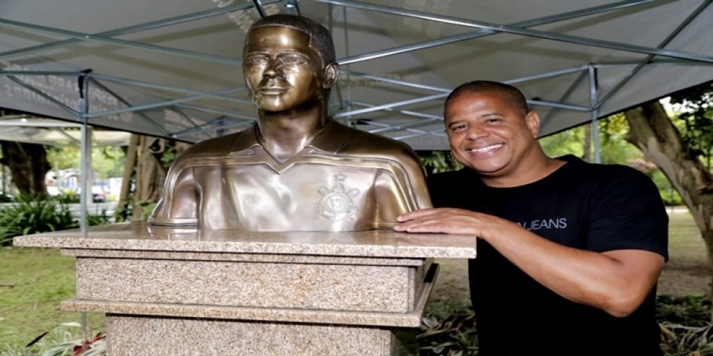 Marcelinho Carioca é homenageado pelo Corinthians com um busto