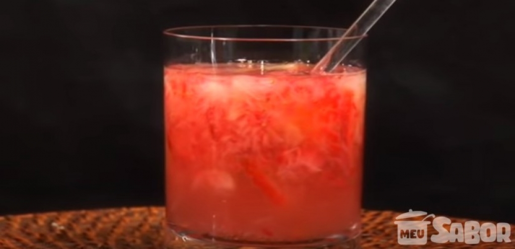 Aprenda a fazer um saboroso drink: Caipirinha de saquê com morangos