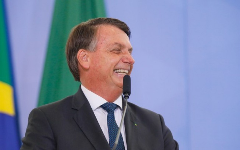 Bolsonaro causa aglomeração e afirma ter tido "a melhor vacina: o vírus"
