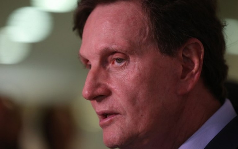 Justiça manda cortar telefone e internet de Crivella antes de prisão domiciliar