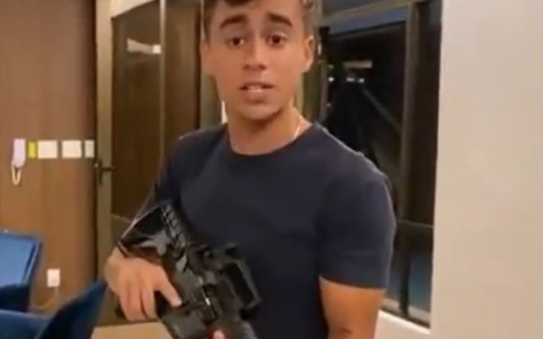 Vereador eleito de BH faz propaganda de fuzil: "Bolsonaro fazendo por nós"; veja