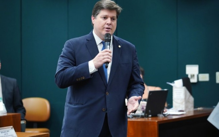 Candidato de Maia busca apoio da oposição e já marca conversas com PSB e PT