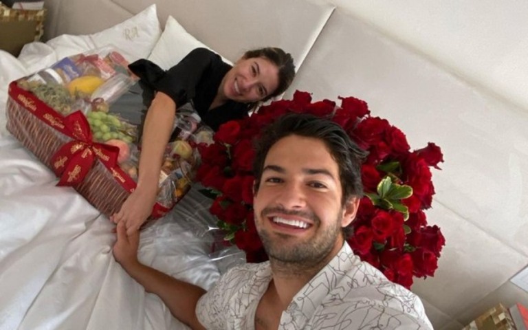 Alexandre Pato faz surpresa de aniversário para Rebeca Abravanel
