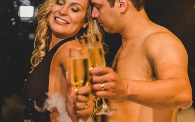 Andressa Urach faz ensaio sensual ao lado do marido