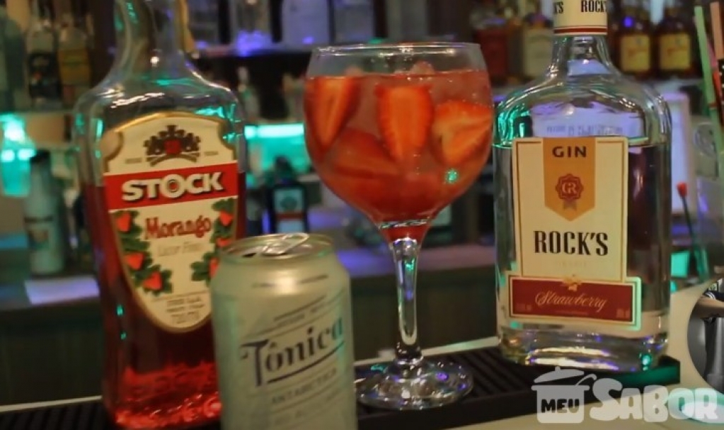 O drink do momento, aprenda a fazer uma deliciosa Gin tônica com morango