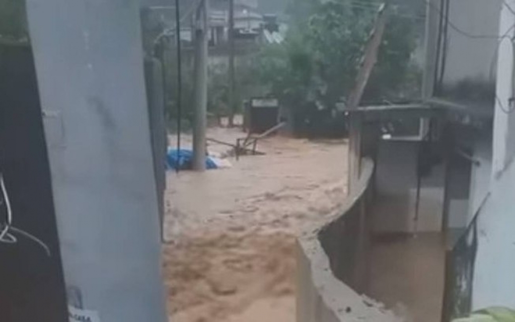 Prefeito de Duque de Caxias vai decretar estado de calamidade após temporal Prefeito de Duque de Caxias vai decretar estado de calamidade após temporal
