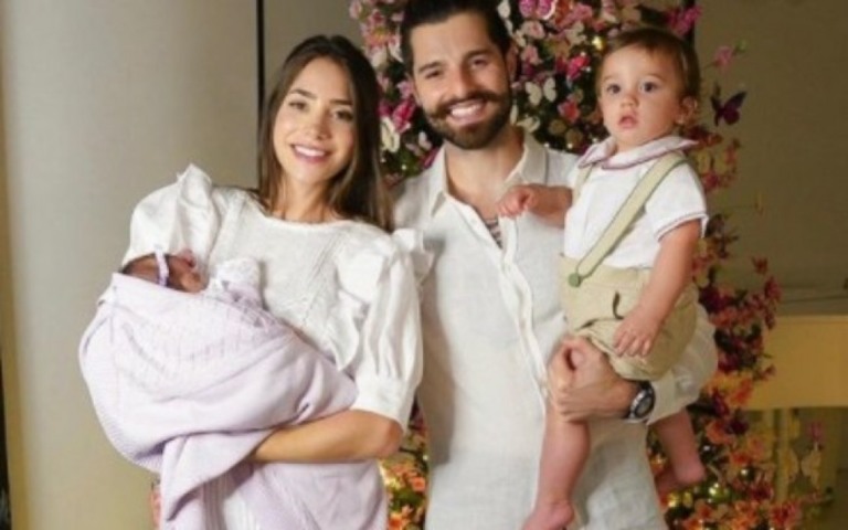 Com Romana e Raika, Alok comemora Natal com família completa