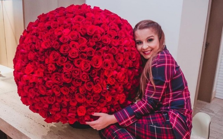 Maiara ganha de Fernando buquê com 732 rosas de presente de Natal