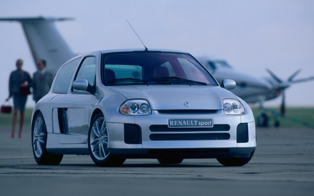 Renault Clio V6 faz 20 anos com um dos hatches mais irreverentes