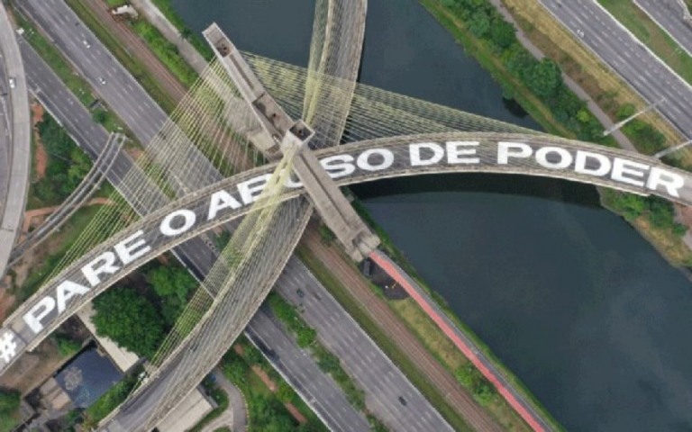 Movimento antirracista pinta frase "Pare O Abuso De Poder" na ponte estaiada
