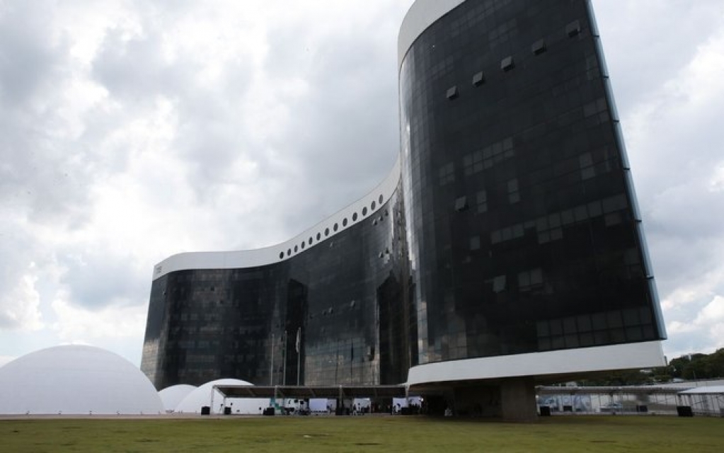 Presidente do TSE paralisa pedido sobre Ficha Limpa até definição final do STF Presidente do TSE paralisa pedido sobre Ficha Limpa até definição final do STF