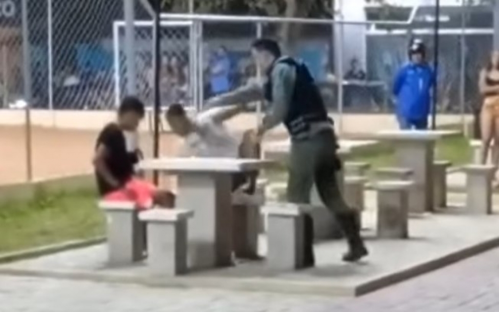 PM é flagrado agredindo jovem no rosto após confusão por causa de festa; assista