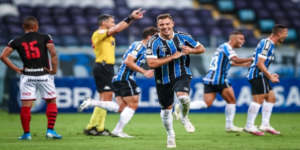 Grêmio vence o Atlético-GO por 2 a 1 e chega a 45 pontos