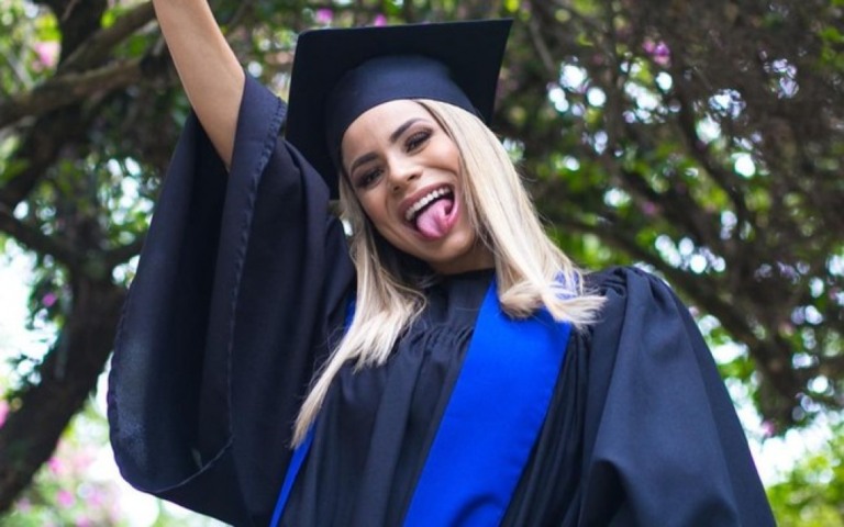 Formada! Lexa conclui faculdade sem pausar carreira de cantora