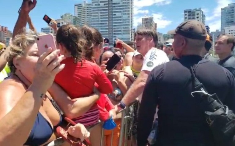 Bolsonaro vai à praia, causa aglomeração e abraça banhistas