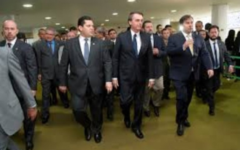 Alcolumbre foi aconselhado a recusar cargo oferecido por Bolsonaro, diz jornal