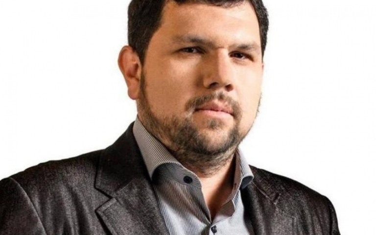 Mulher de Oswaldo Eustáquio diz que blogueiro segue sem movimento das pernas