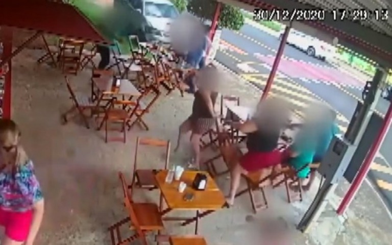 Carro sobe na calçada e atinge clientes de pastelaria em alta velocidade; veja