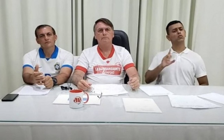 Em live, Bolsonaro chama máscaras de "ficção" e ataca "política de fechar tudo"