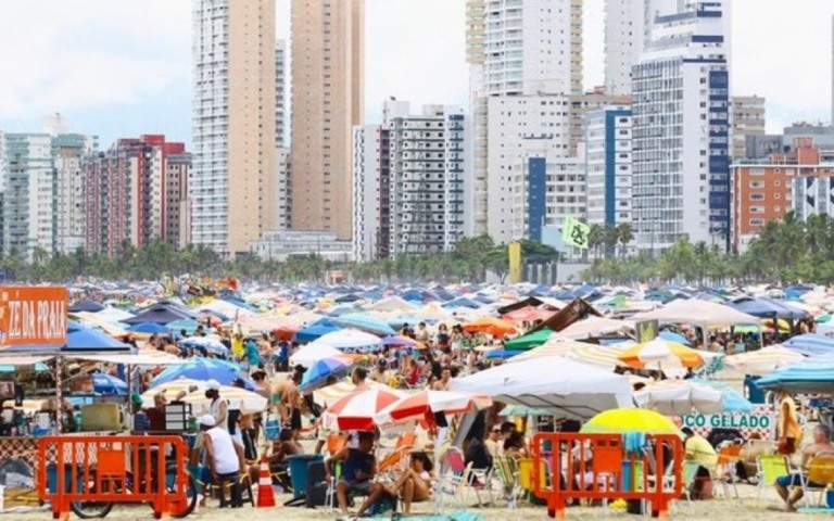População causa aglomeração em praia no litoral de SP no primeiro dia do ano