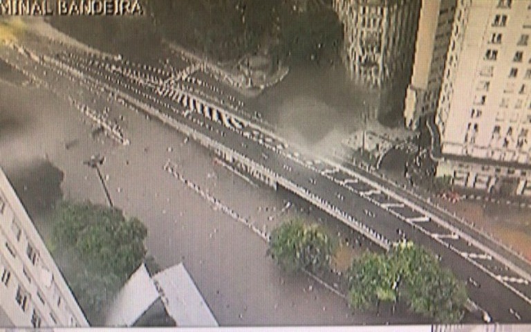Vale do Anhangabaú fica alagado após chuva forte atingir a cidade de São Paulo