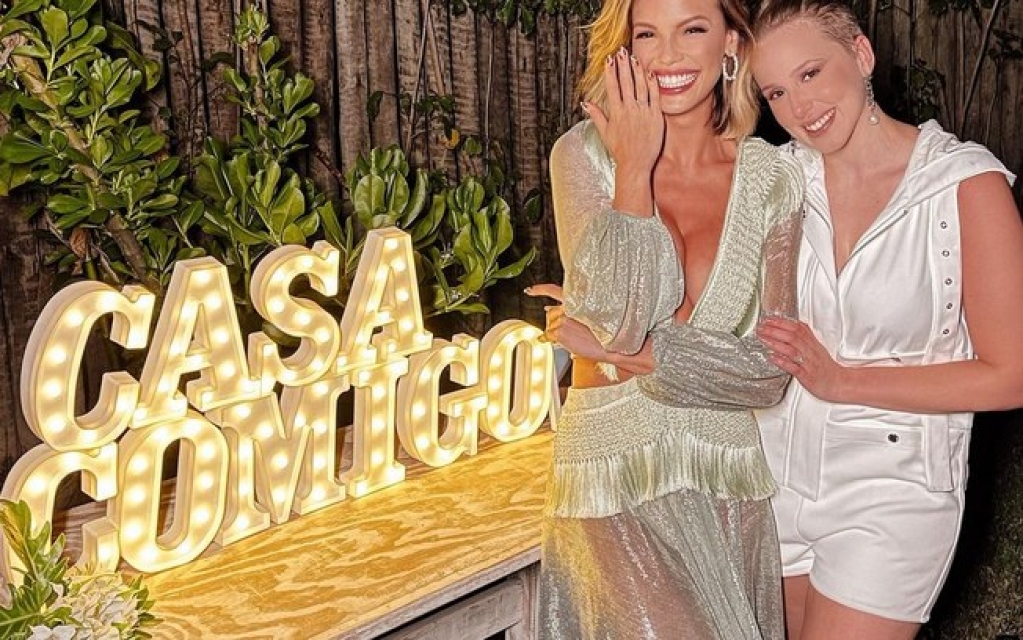 Vitória Strada e Marcella Rica, atrizes da Globo, ficam noivas no Réveillon Vitória Strada e Marcella Rica, atrizes da Globo, ficam noivas no Réveillon