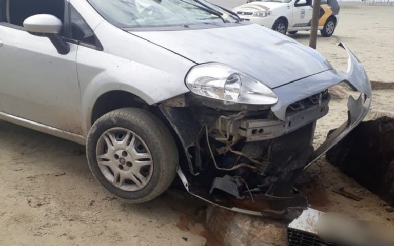 Casal tem carro apedrejado ao invadir praia e quase atropela morador em SP; veja