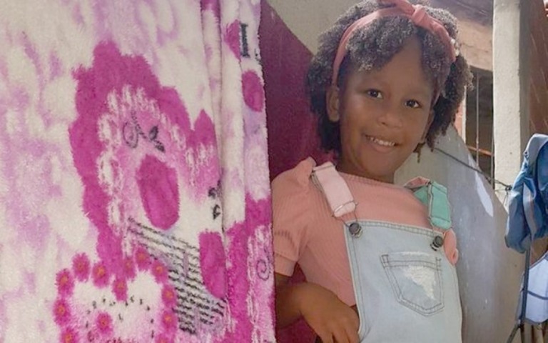 Veja vídeo do momento que menina de 5 anos é baleada no morro do Turano, no Rio