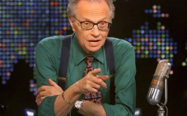 Larry King, astro da TV americana, está internado com Covid-19