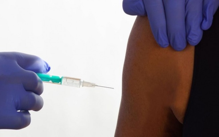 Ter Covid-19 após tomar a vacina é normal? Especialistas explicam fenômeno