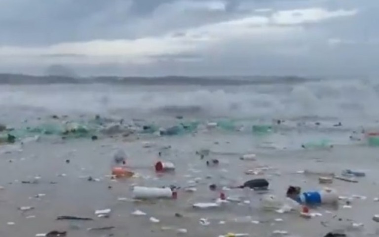Temporal cria "onda de lixo" em praia do Rio de Janeiro; assista