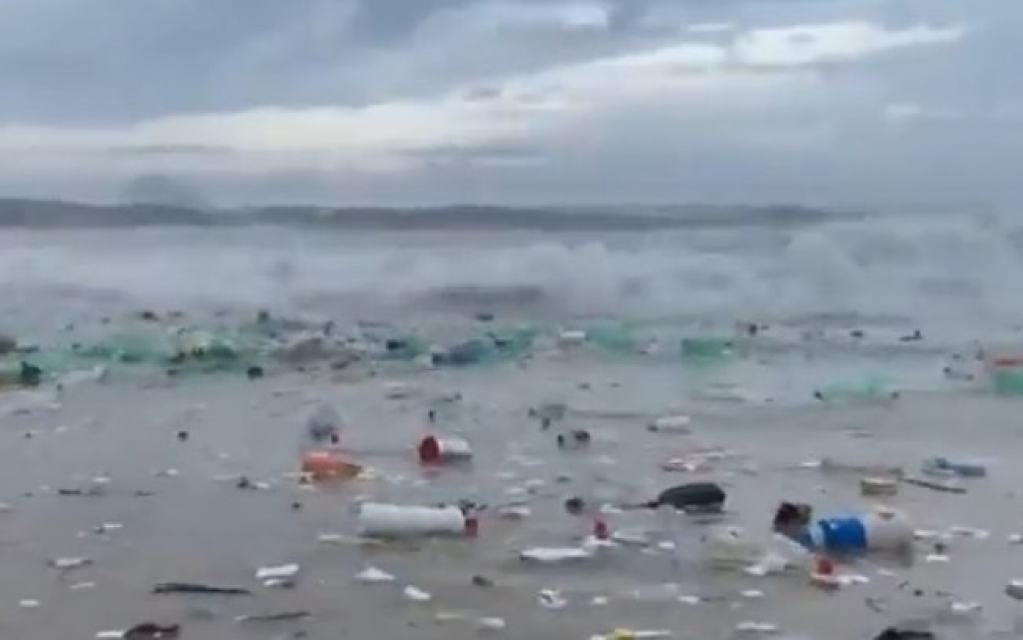 Temporal cria "onda de lixo" em praia do Rio de Janeiro; assista Temporal cria "onda de lixo" em praia do Rio de Janeiro; assista