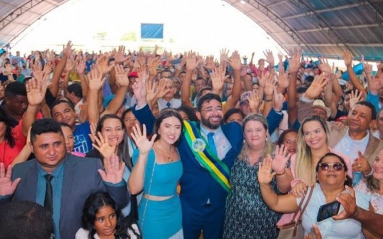 Médico ignora pandemia e celebra eleição para prefeito com shows e aglomeração