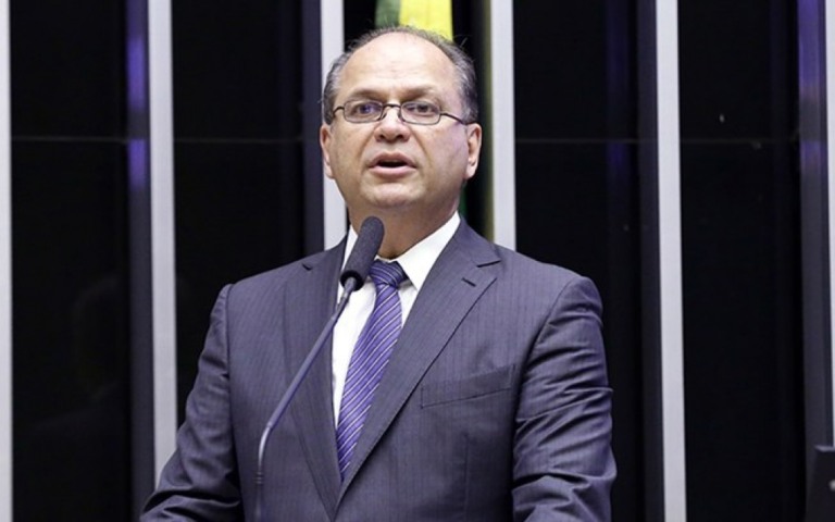 Líder do governo na Câmara resiste a possível convite para Saúde, diz jornalista