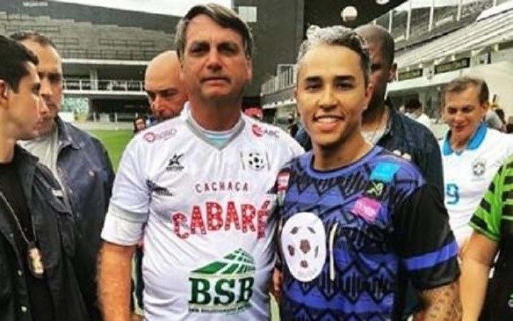 Bolsonaro tira foto com empresário acusado de lavar dinheiro para André do Rap