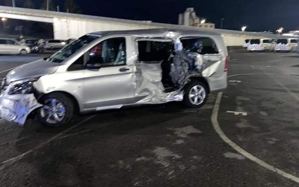 Ex-funcionário invade fábrica e destrói 50 carros da Mercedes na Espanha Ex-funcionário invade fábrica e destrói 50 carros da Mercedes na Espanha