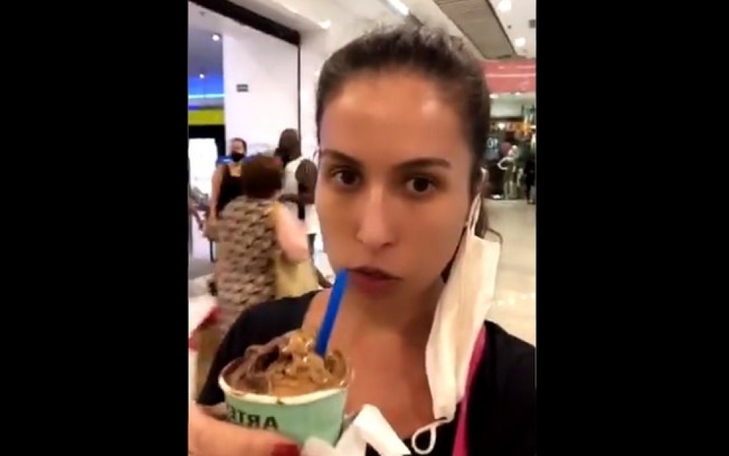 Juíza não usa máscara e dá "dica" para "posar de bondoso": "Compre um sorvete" Juíza não usa máscara e dá "dica" para "posar de bondoso": "Compre um sorvete"