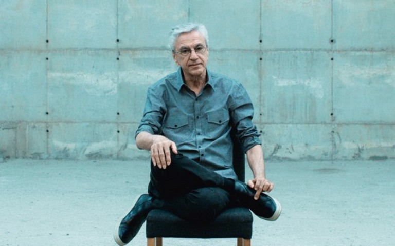 Caetano Veloso processa cantora que divulgou vídeo fake sobre ele na web