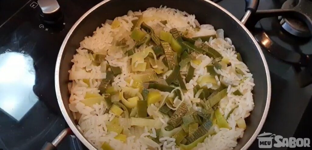 Quer fazer um arrozinho diferente hoje? vem que vou te ensinar a preparar Arroz com Alho-Poró