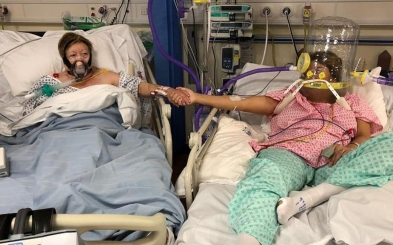 Mulher vê sua mãe morrer ao seu lado em leito de UTI de Covid-19; veja imagem