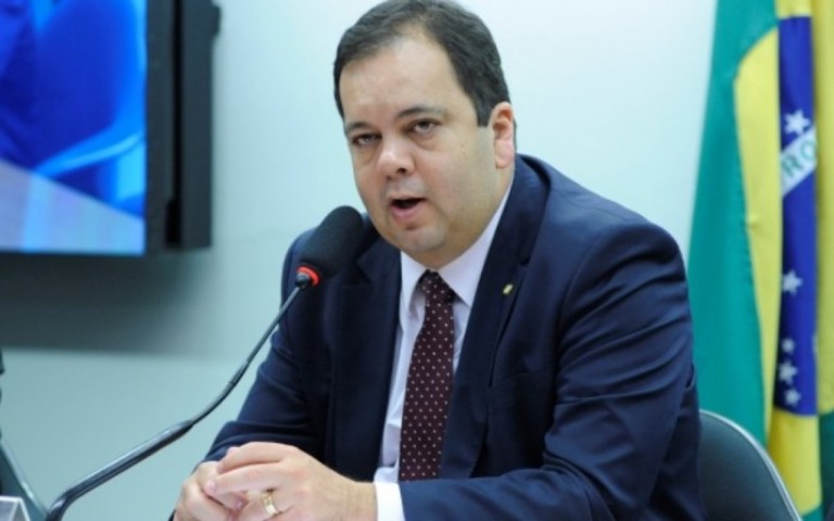 Eleição na Câmara: ressentido com Maia, Elmar se une a Lira e cria racha no DEM