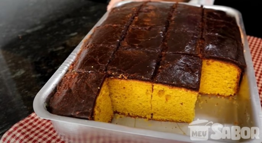 Aprenda a fazer um delicioso Bolo de cenoura com cobertura de chocolate